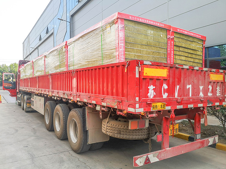 寶潤達8公分巖棉外墻一體板裝車發(fā)往石家莊